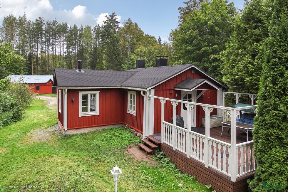  hästgårdar till salu: Charmigt timmerhus från 1800-talet med stall i Söderkulla - Annons 2