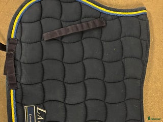 Schabrak & Vojlockar hästutrustning till salu: Lambi-cell Sverige flagga shabrak i Stockholm - Annons 5