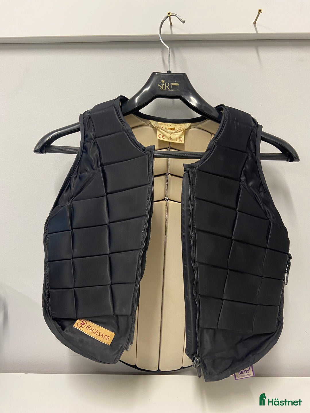 Säkerhetsvästar ryttarutrustning till salu: 2 ridvästar till salu i Tibro - Annons 11