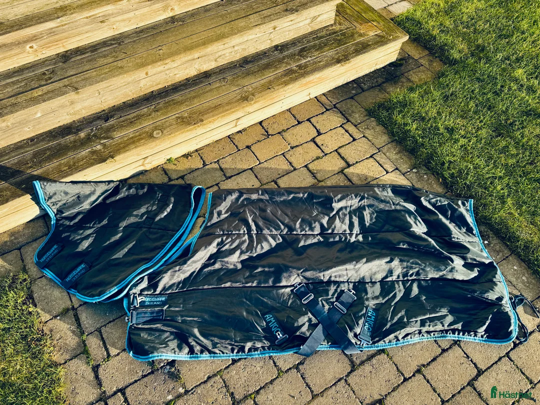 Täcken hästutrustning till salu: Amigo Innetäcke med hals, stl 125 - Annons 1