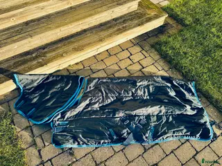 Täcken hästutrustning Amigo Innetäcke med hals, stl 125 - Annons 6