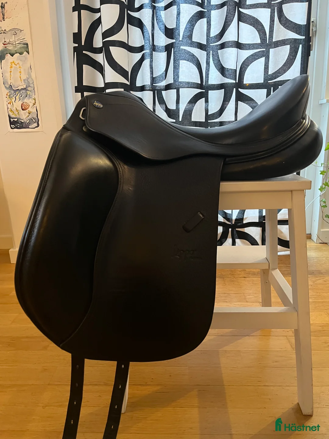 Sadlar hästutrustning till salu: Dressyrsadel i gott skick - Annons 1
