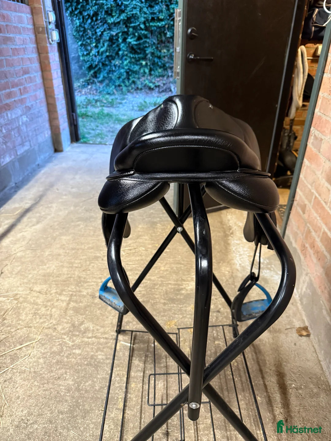 Sadlar hästutrustning till salu: Arena Jump-sadel 16,5" – Svart, i fint skick i Klågerup - Annons 2