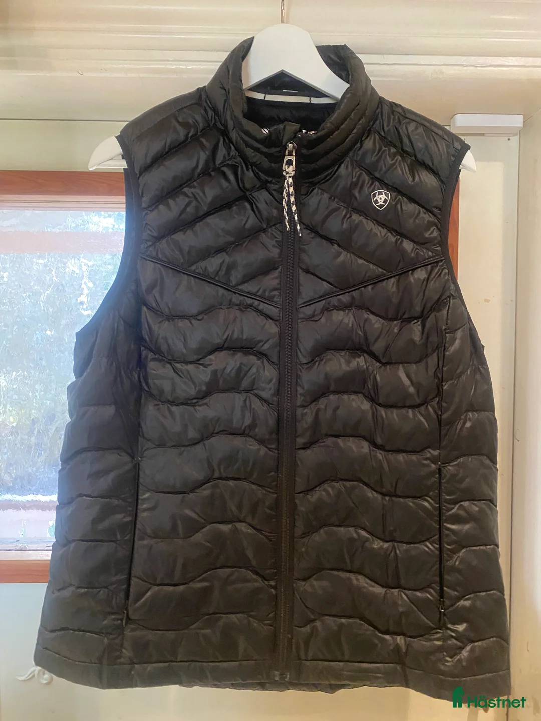 Övrigt Ridkläder ryttarutrustning till salu: Ariat väst i Linghem - Annons 1