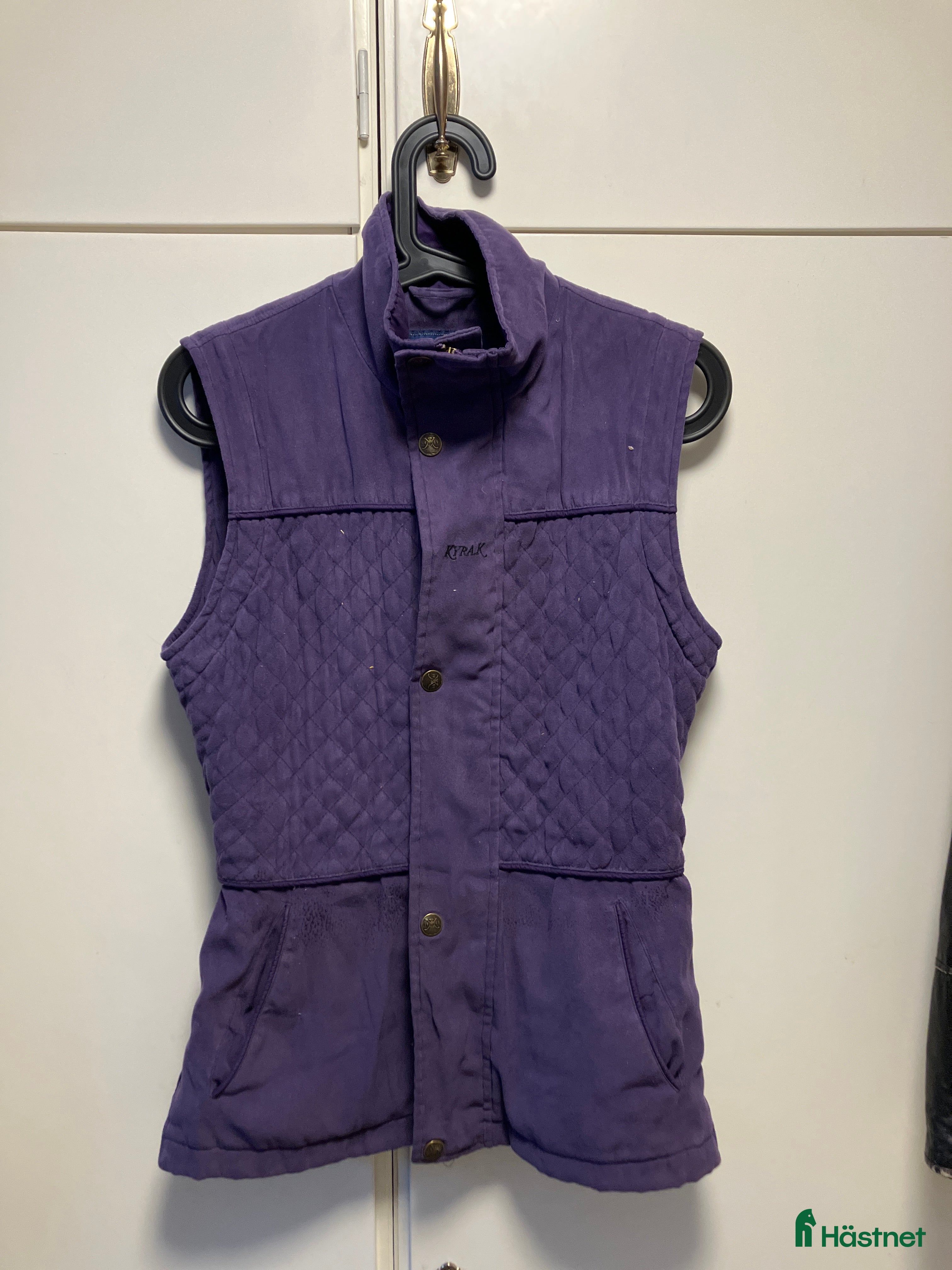 Jackor & Kavajer ryttarutrustning till salu: Lila väst från Kyra K i Järna - Annons 16