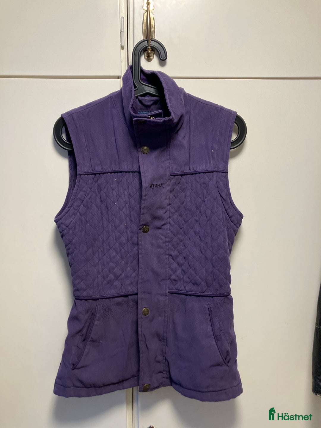 Jackor & Kavajer ryttarutrustning till salu: Lila väst från Kyra K i Järna - Annons 1