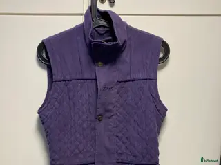 Jackor & Kavajer ryttarutrustning till salu: Lila väst från Kyra K i Järna - Annons 3