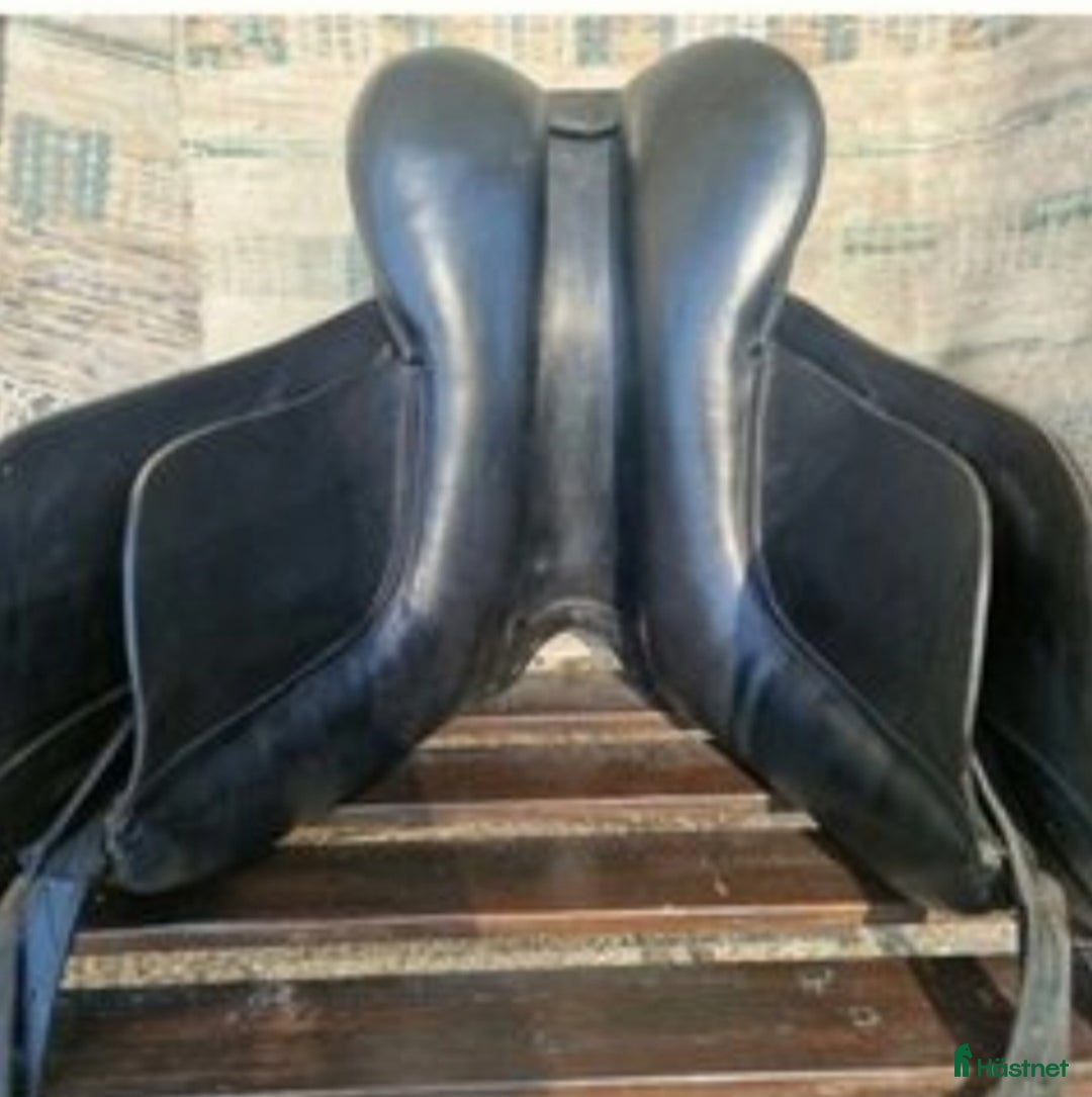 Sadlar hästutrustning till salu: Galet skön dressyrsadel  i Karlstad - Annons 3