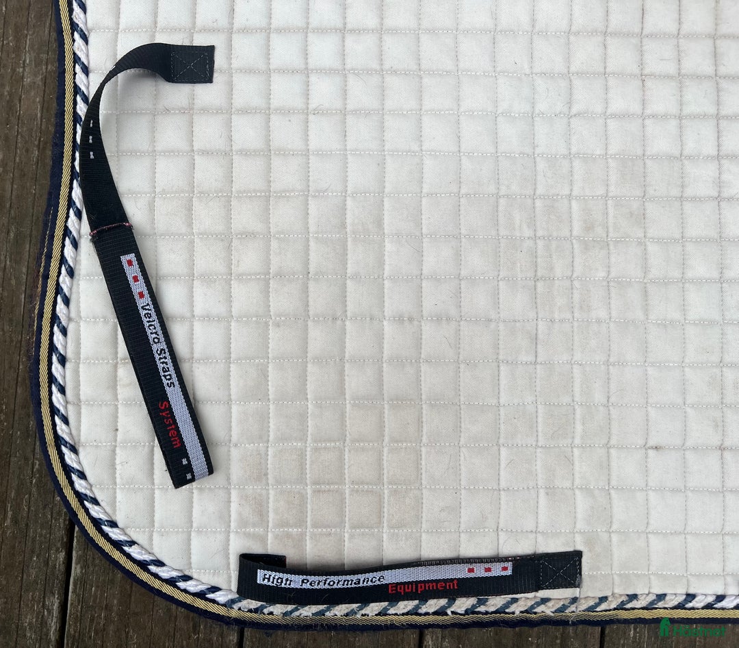 Schabrak & Vojlockar hästutrustning till salu: Vitt Equiline dressyrschabrak  i Vallentuna - Annons 2