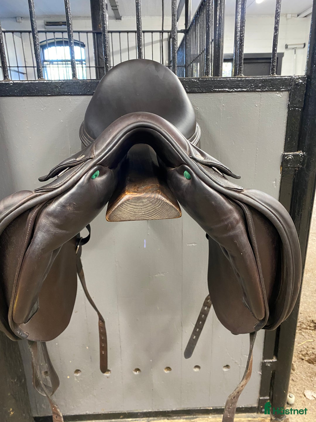 Sadlar hästutrustning till salu: Dressyrsadel från Amerigo Pinerolo 17 tum  i Stockholm - Annons 5