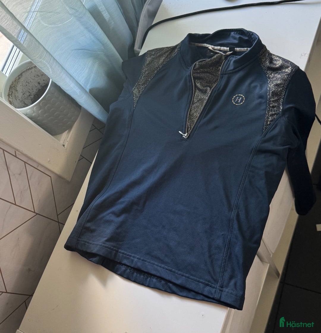 Övrigt Ridkläder ryttarutrustning till salu: Funktionströja Maywood JH  i Bro - Annons 2