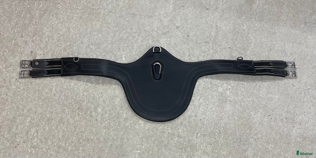 Sadeltillbehör hästutrustning till salu: Sadelgjord magplatta i läder stl 125. i Umeå - Annons 1