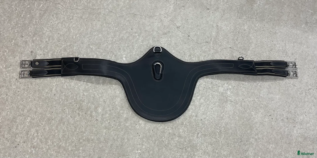 Sadeltillbehör hästutrustning till salu: Sadelgjord magplatta i läder stl 125. i Umeå - Annons 1