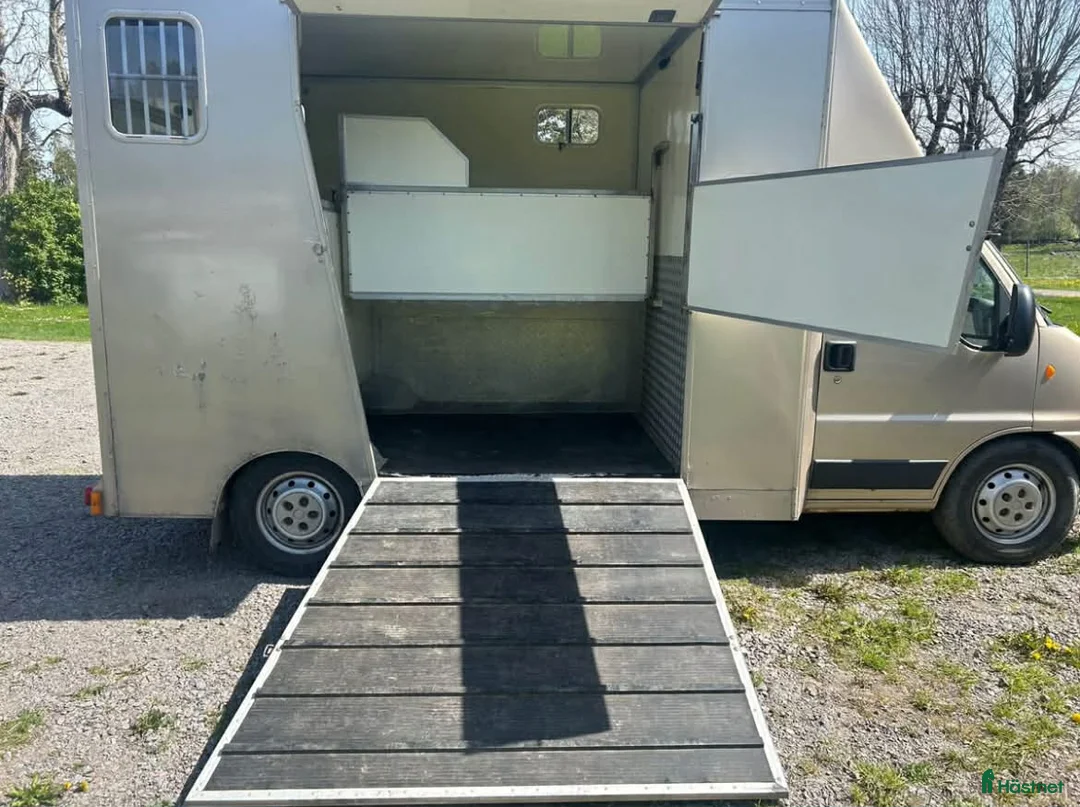 Hästlastbilar  fordon & transport till salu: Häst lastbil B-kort + dragkrok i Tumba - Annons 4