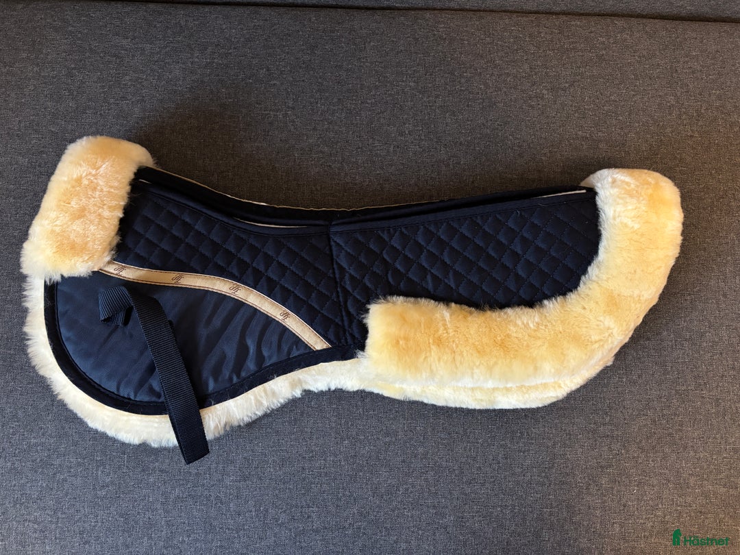 Sadeltillbehör hästutrustning till salu: Ny fårskinnspad från Horze  i Sparreholm - Annons 1