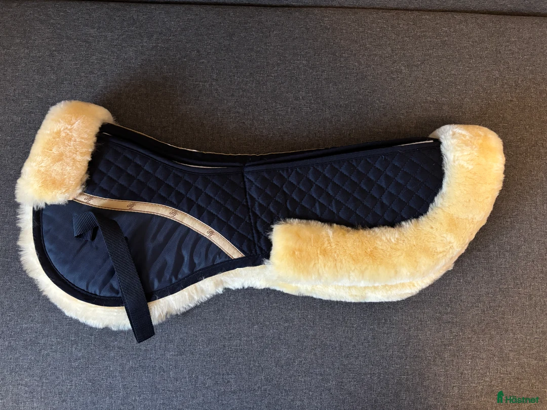 Sadeltillbehör hästutrustning till salu: Ny fårskinnspad från Horze  i Sparreholm - Annons 1