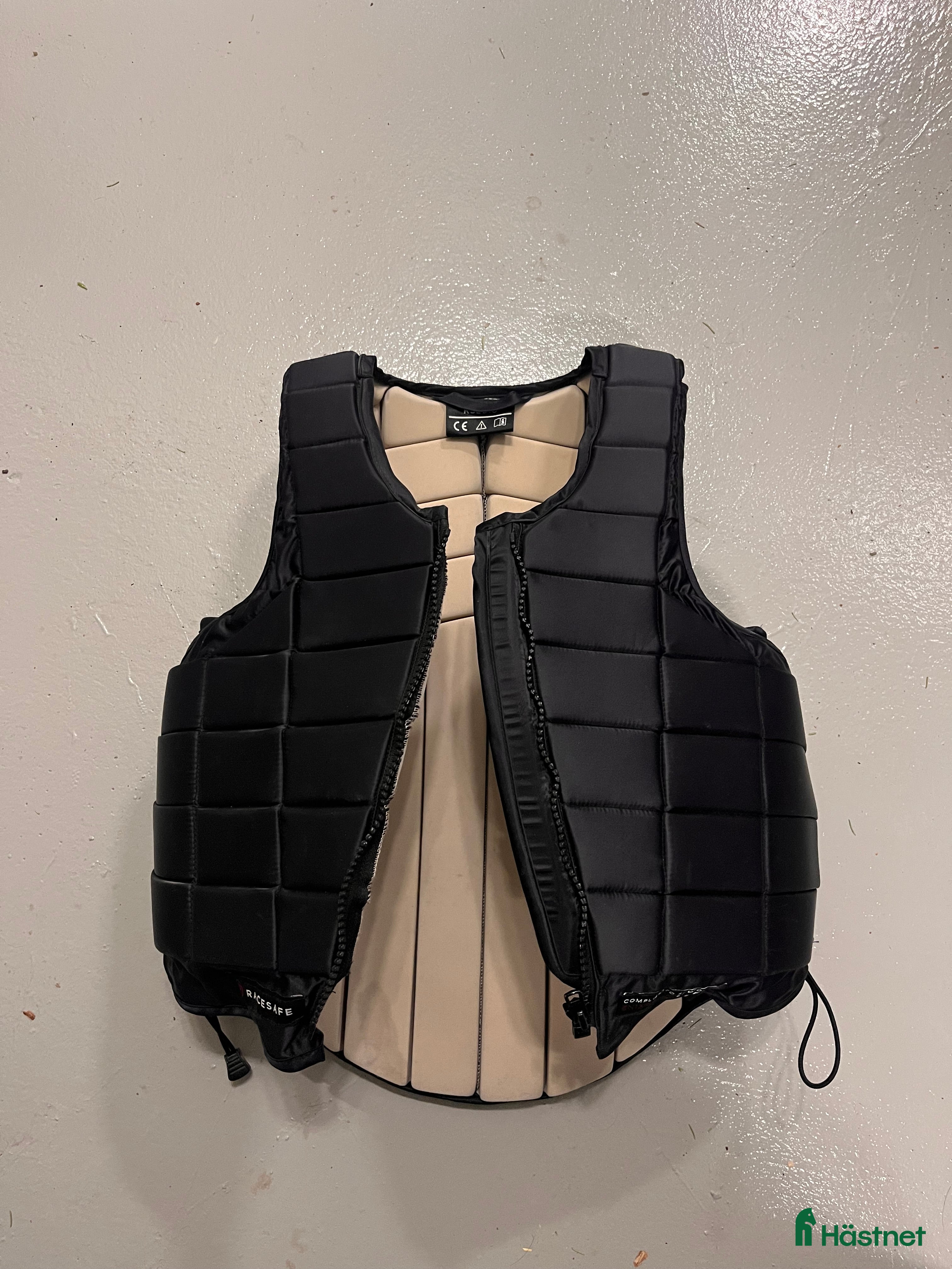Säkerhetsvästar ryttarutrustning till salu: Racesafe väst i Stockholm - Annons 3