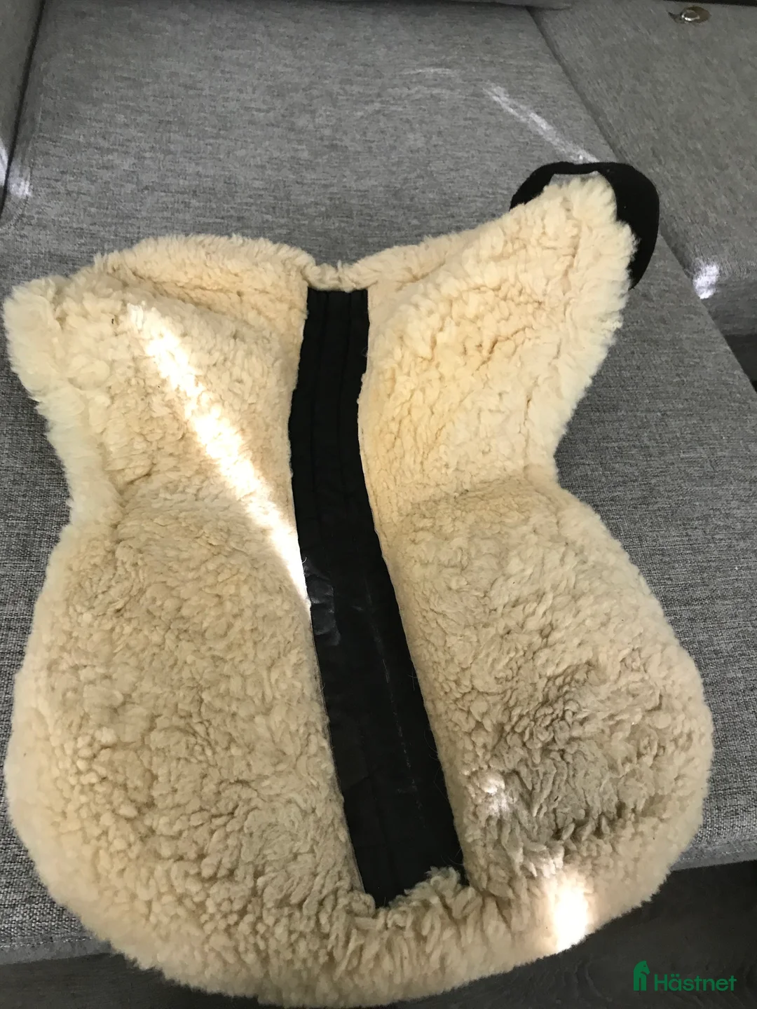 Schabrak & Vojlockar hästutrustning till salu: Mattes fårskinspadd i Herrljunga - Annons 2
