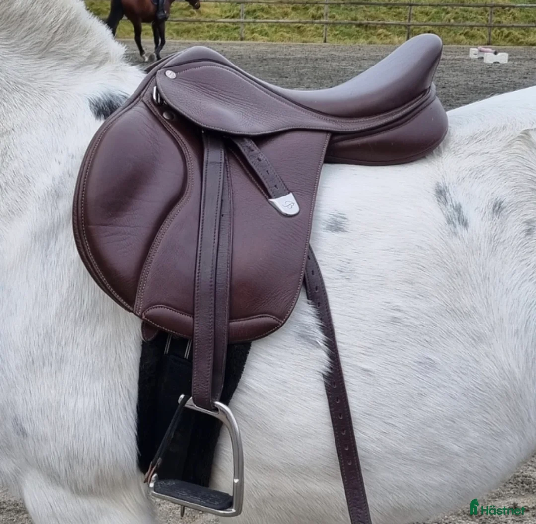 Sadlar hästutrustning till salu: Bates hoppsadel 15" i Strömstad - Annons 1