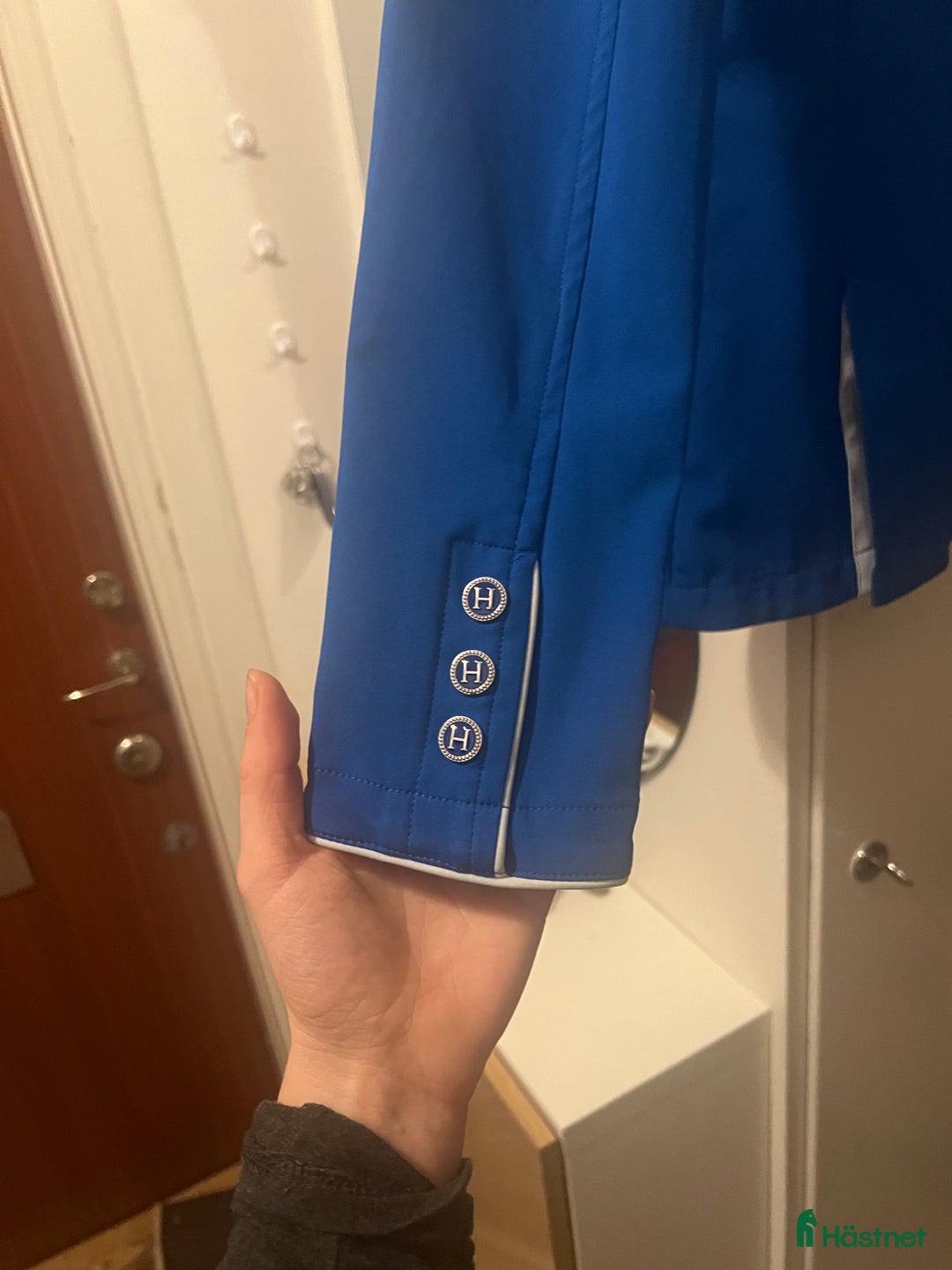 Jackor & Kavajer ryttarutrustning till salu: Snygg blå harcour tävlingskavaj i Johanneshov - Annons 3