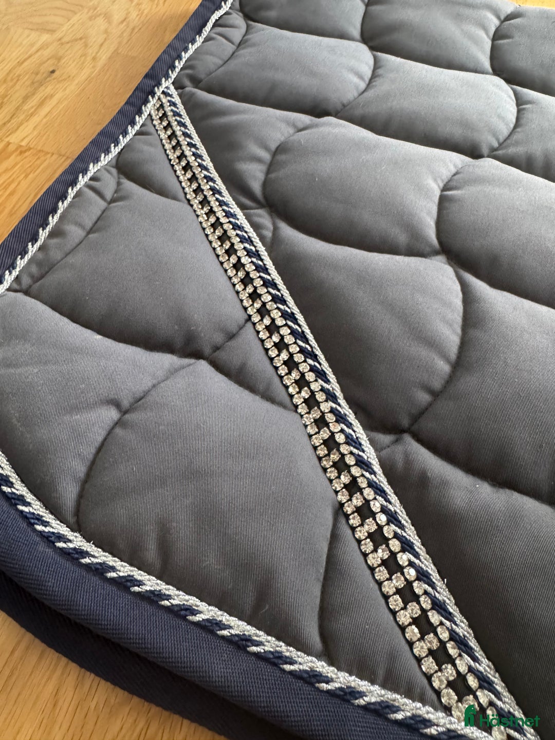 Schabrak & Vojlockar hästutrustning till salu: Super fint Anna Scarpati schabrak  i Ljungby - Annons 2