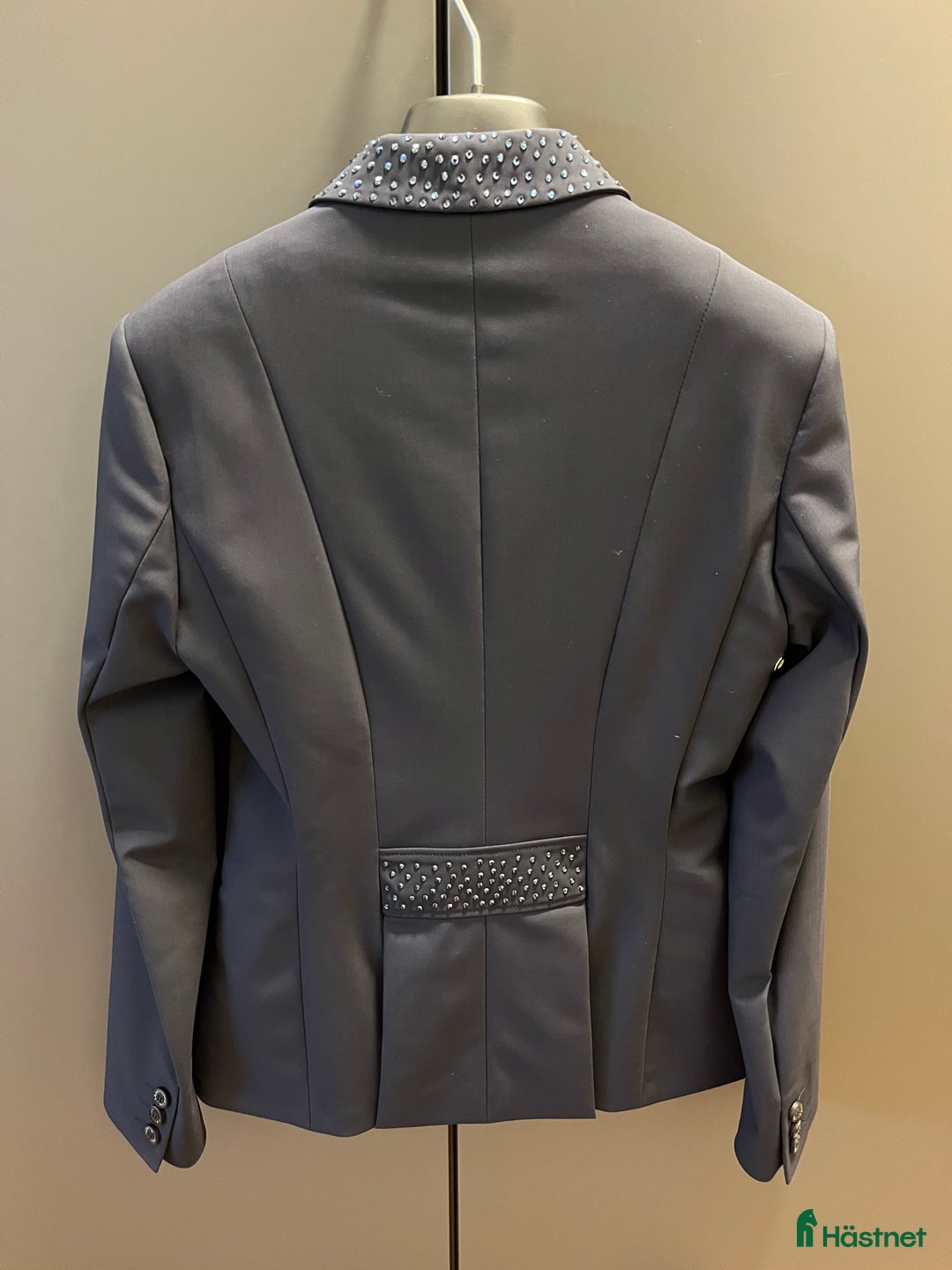 Jackor & Kavajer ryttarutrustning till salu: Världens finaste tävlingskavaj säljes i Smedstorp - Annons 3