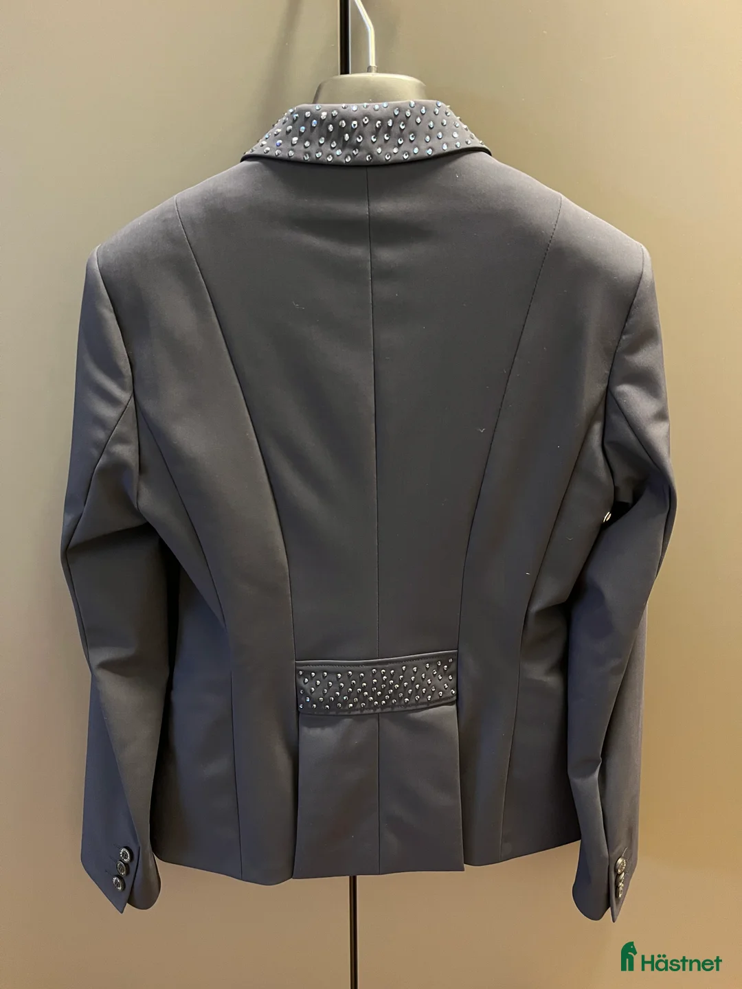 Jackor & Kavajer ryttarutrustning till salu: Världens finaste tävlingskavaj säljes i Smedstorp - Annons 3