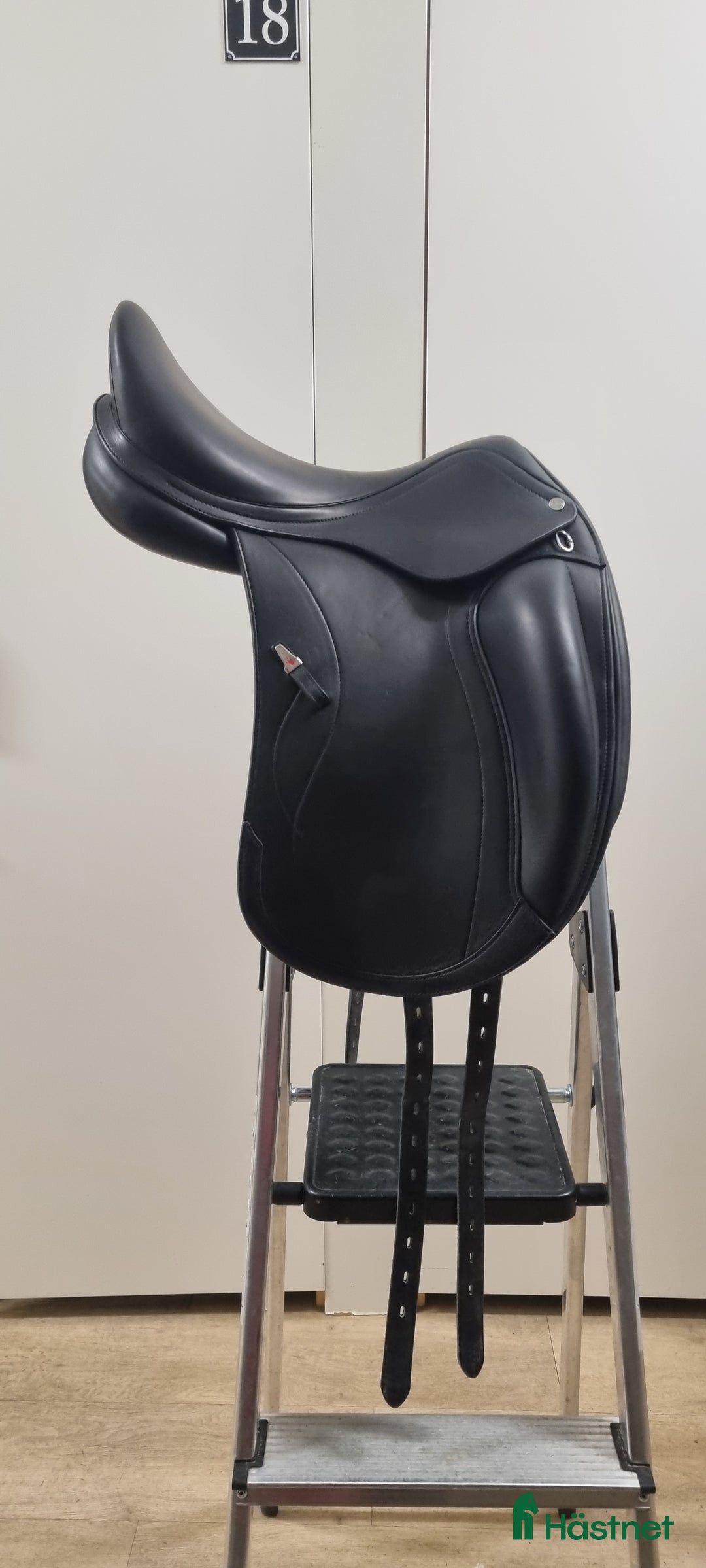 Sadlar hästutrustning till salu: Dressyrsadel 17” Equipe Olympia(svart, kalvskinn)  i Luleå - Annons 3