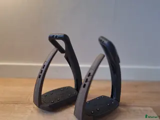 Stigbyglar hästutrustning Fina free jumps till salu i Tidaholm - Annons 4