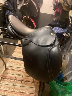 Sadlar hästutrustning Super fin dressyr sadel i Färgelanda - Annons 1