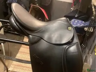 Sadlar hästutrustning Super fin dressyr sadel i Färgelanda - Annons 1