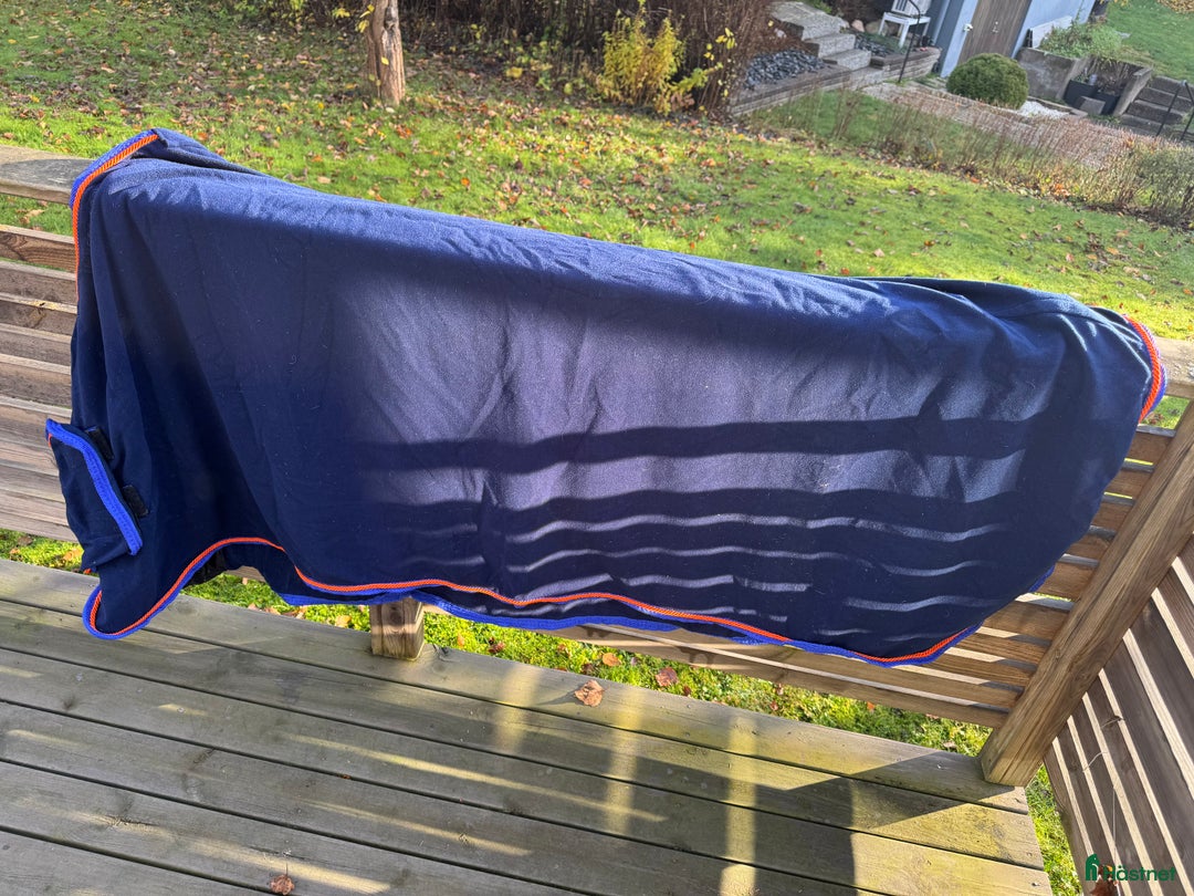 Täcken hästutrustning till salu: Diverse täcken i Finspång - Annons 1