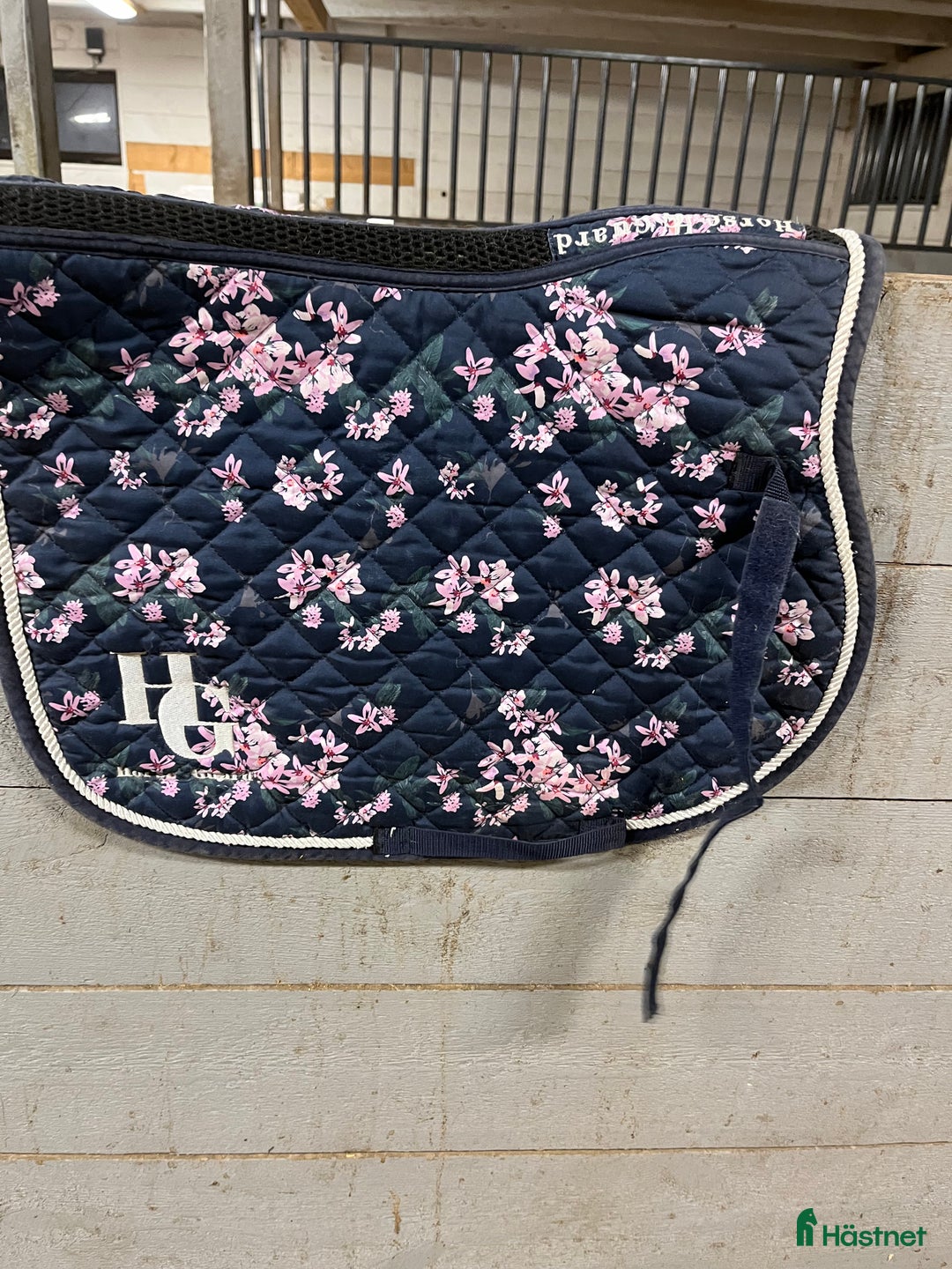 Schabrak & Vojlockar hästutrustning till salu: Blommigt schabrak  i Landsbro - Annons 2