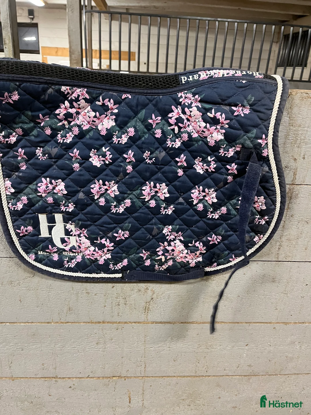 Schabrak & Vojlockar hästutrustning till salu: Blommigt schabrak  i Landsbro - Annons 2