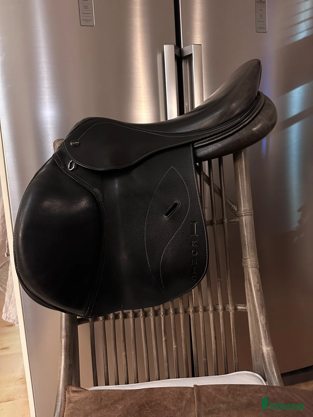 Sadlar hästutrustning till salu: Ikonic hoppsadel med 3 olika järn i Onsala - Annons 1