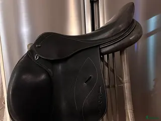 Sadlar hästutrustning Ikonic hoppsadel med 3 olika järn - Annons 2