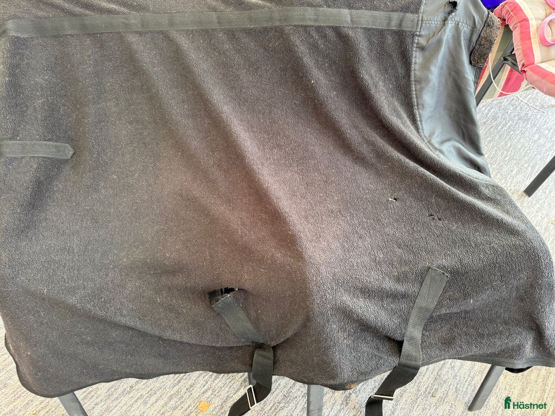 Täcken hästutrustning till salu: Sadelkammar rensning / hästtäcken stl 145 i Linköping - Annons 14