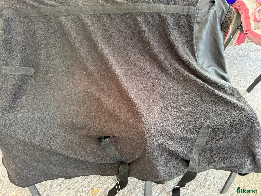 Täcken hästutrustning till salu: Sadelkammar rensning / hästtäcken stl 145 i Linköping - Annons 14