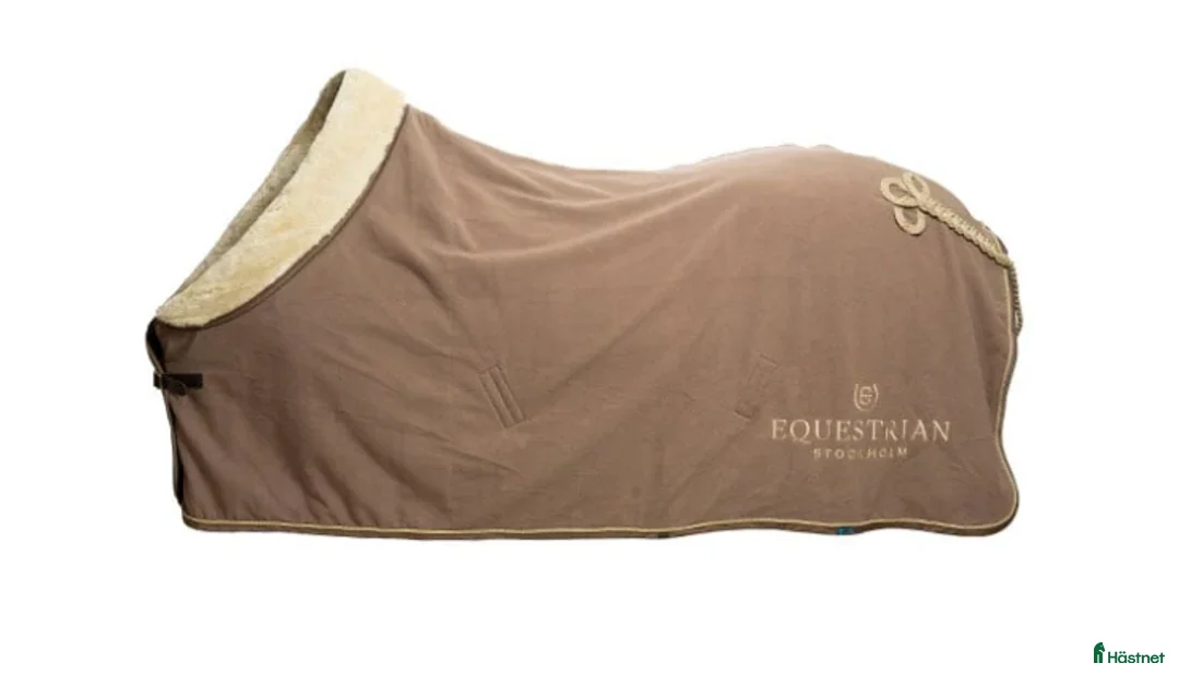 Täcken hästutrustning till salu: Nytt Equestrian Stockholm täcke, ES täcke. i Trångsund - Annons 1