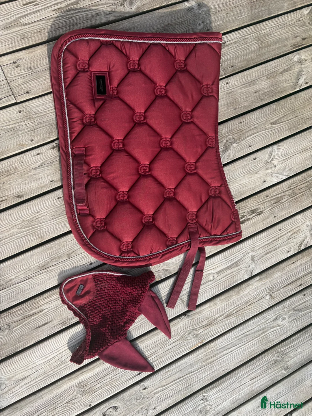 Schabrak & Vojlockar hästutrustning till salu: Equestrian Stockholm schabrak med medföljande huva - Annons 1