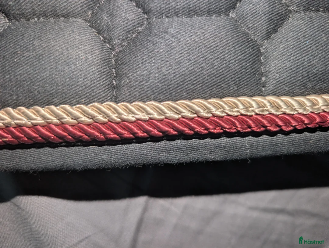 Schabrak & Vojlockar hästutrustning till salu: Svart all-around fairfeild schabrak  i Nacka - Annons 3