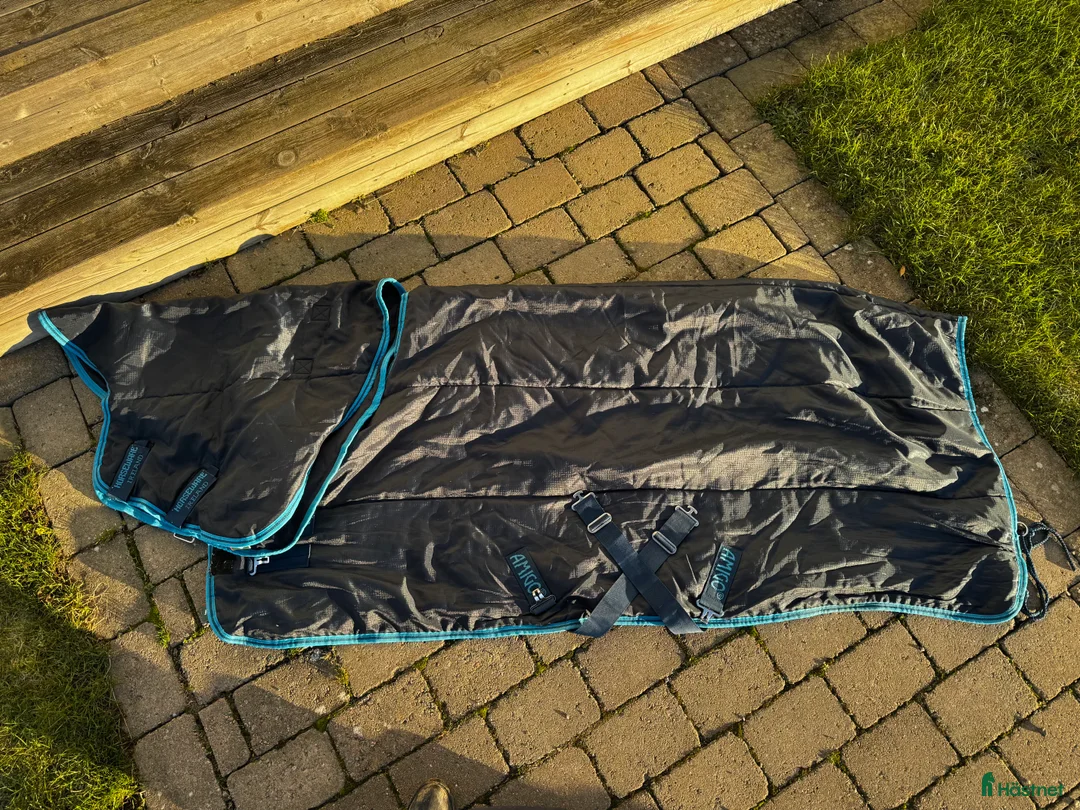 Täcken hästutrustning till salu: Amigo Innetäcke med hals, stl 125 - Annons 3