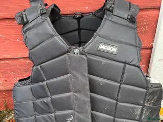 Säkerhetsvästar ryttarutrustning till salu: Ridväst i Mariestad - Annons 11