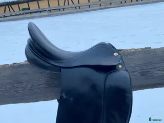 Sadlar hästutrustning Välvårdad prestige dressyr sadel - Annons 1