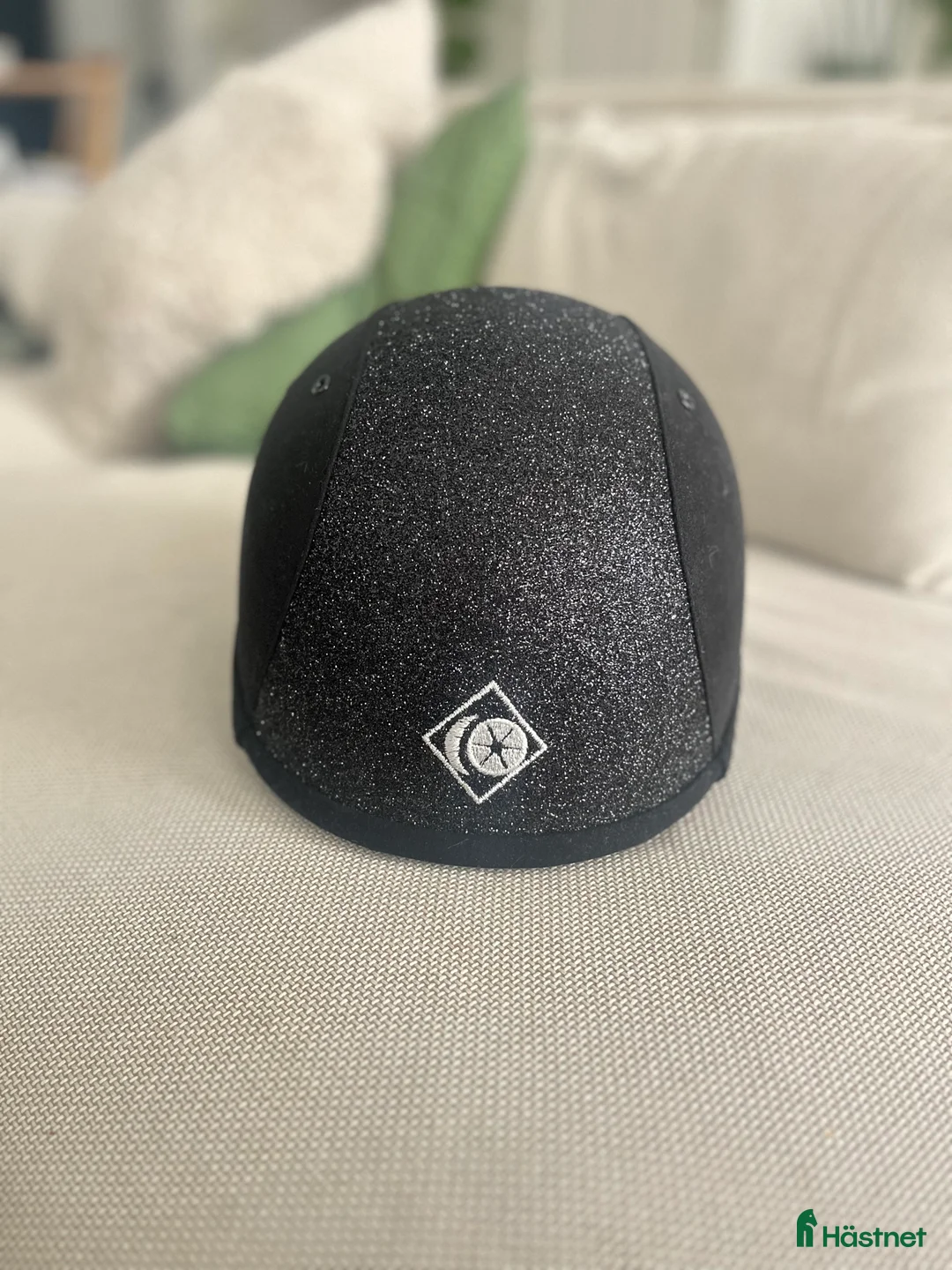 Hjälmar ryttarutrustning till salu: Charles Owen hjälm i Ås - Annons 2