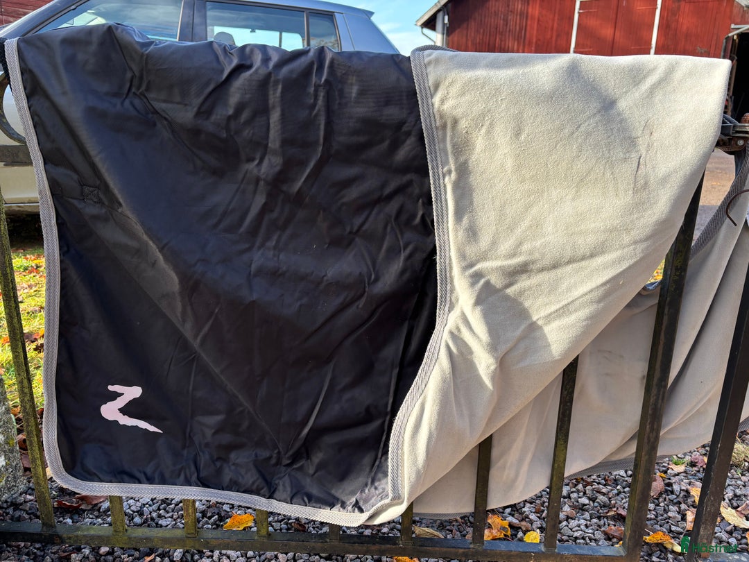 Täcken hästutrustning till salu: Ridtäcke i nyskick i Gullspång - Annons 3