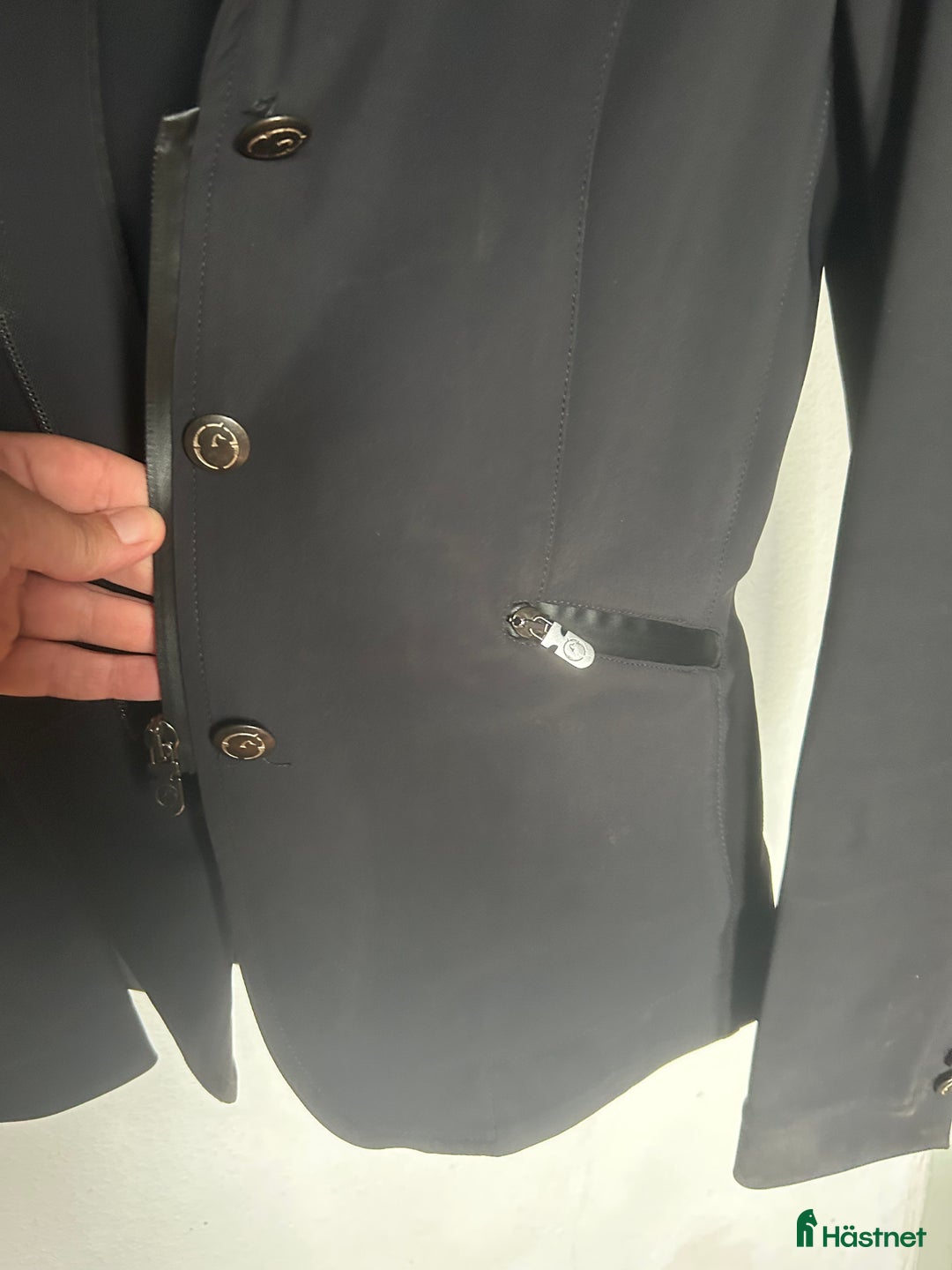 Jackor & Kavajer ryttarutrustning till salu: Vestrum svart it 42 i Klintehamn - Annons 3