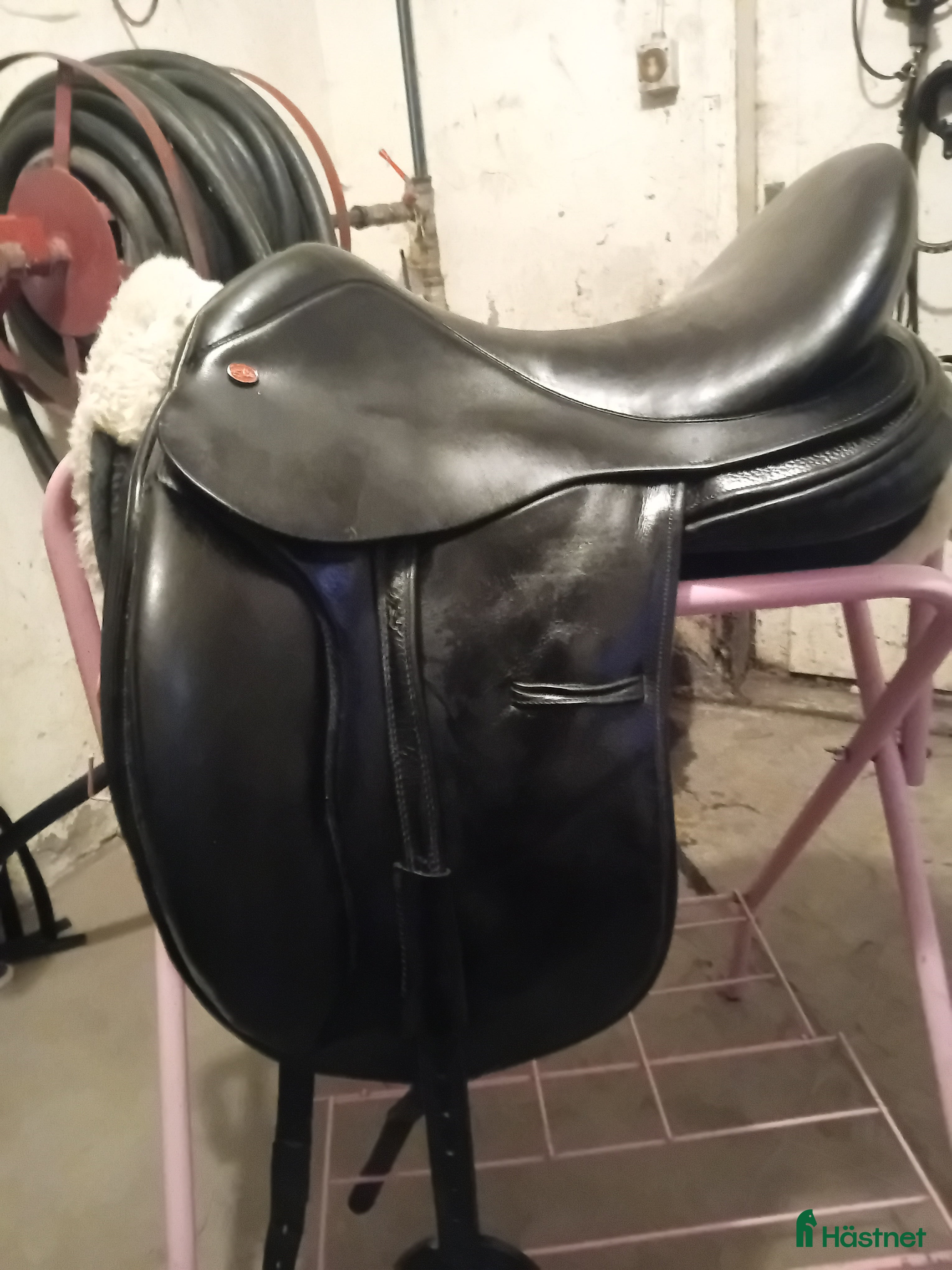 Sadlar hästutrustning till salu: Courbette Dressyrsadel i Vara - Annons 2