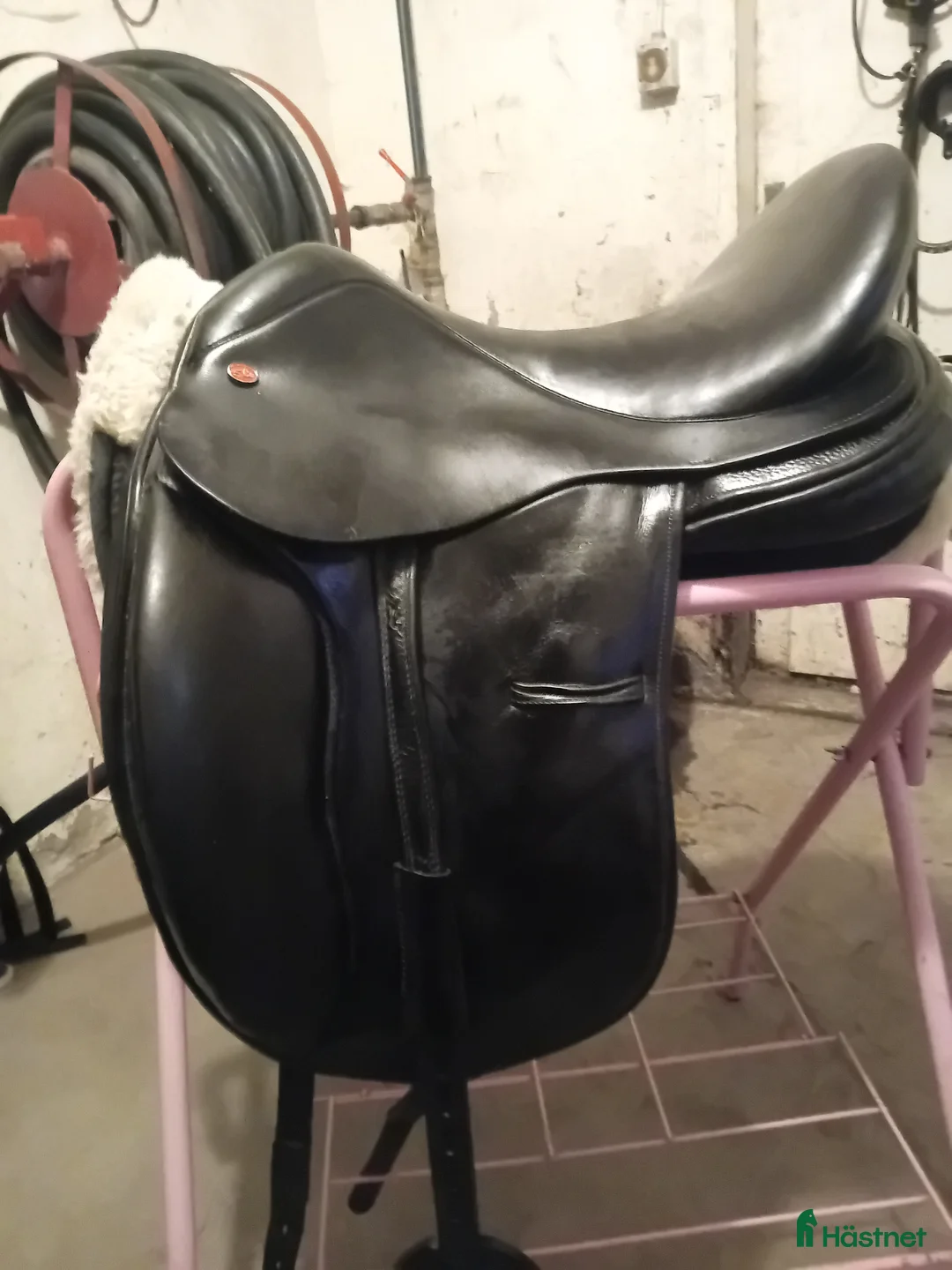 Sadlar hästutrustning till salu: Courbette Dressyrsadel i Vara - Annons 1