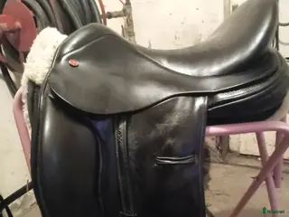 Sadlar hästutrustning till salu: Courbette Dressyrsadel i Vara - Annons 2